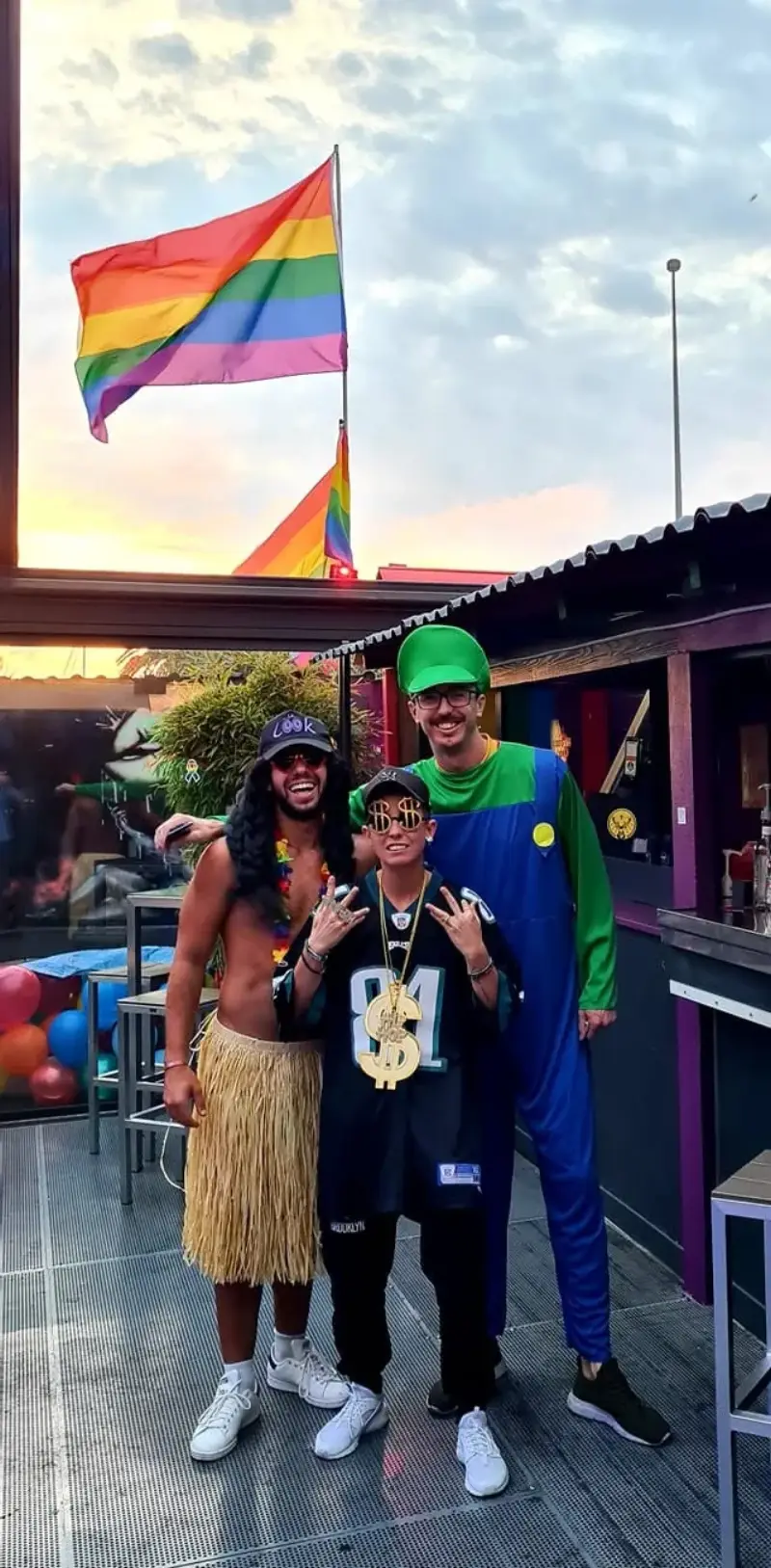 Drapeau LGBT+ sur la terrasse