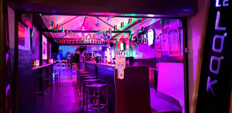 Intérieur du bar Le Look de nuit, éclairages rose et violet