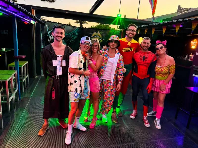 Équipe et clients en costumes